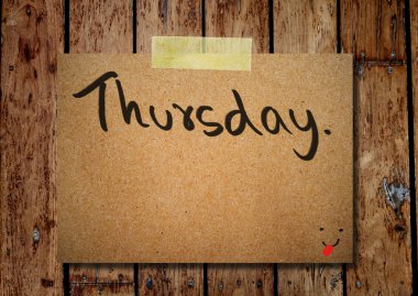 Perşembe günü tahta arka plan ile not kağıdı