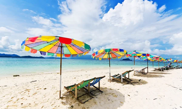 Chaise de plage et parasol coloré sur la plage par temps ensoleillé, Phuket Thaïlande — Photo