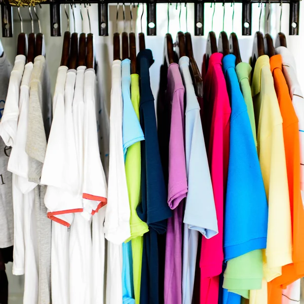 Kleurrijke t-shirt op hangers — Stockfoto