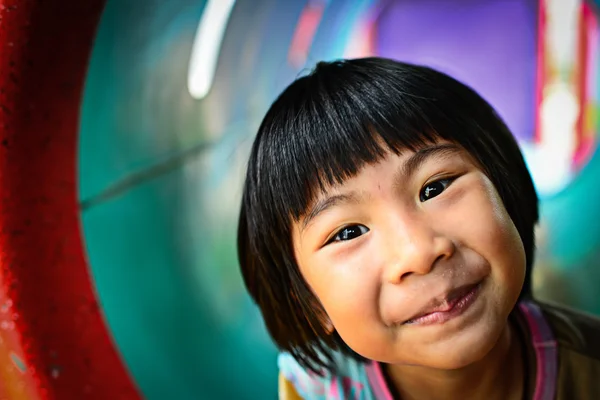 Felice ragazza asiatica sul parco giochi — Foto Stock