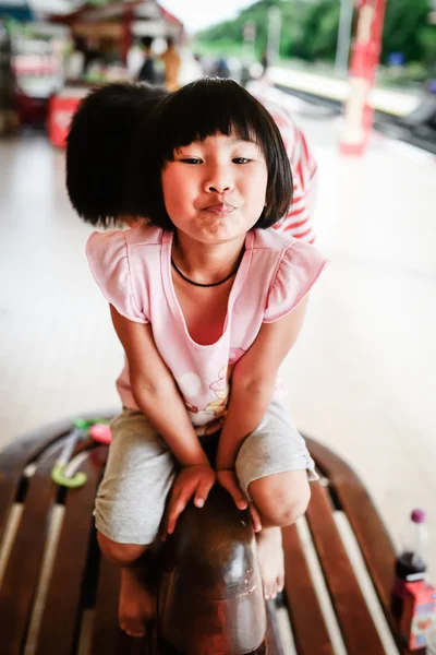 Adorabile bambina - DOF superficiale, concentrarsi sugli occhi — Foto Stock
