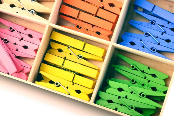 Цветные деревянные штифты в коробке, процесс в винтажном stlye — стоковое фото