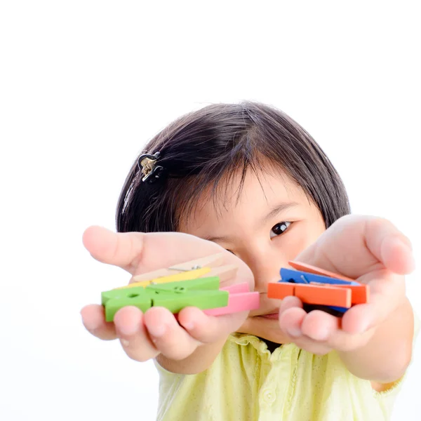 Asiatisk tjej närvarande trasa klipp låda på hennes hand — Stockfoto