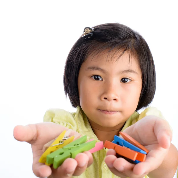 Asiática chica presente paño clips en su mano —  Fotos de Stock