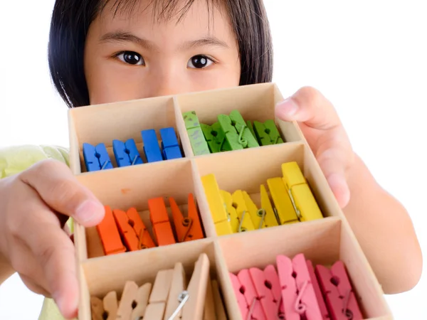 Aasialainen tyttö läsnä kangas leikkeet laatikko kätensä — kuvapankkivalokuva