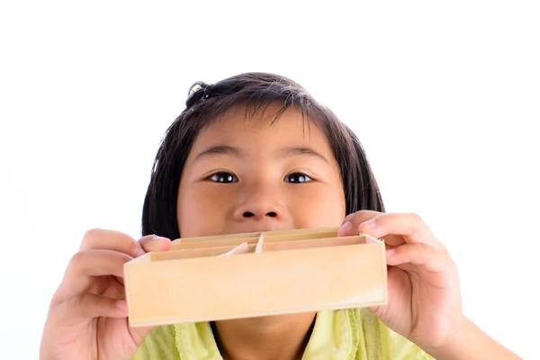 Asiatisk tjej närvarande trasa klipp låda på hennes hand — Stockfoto