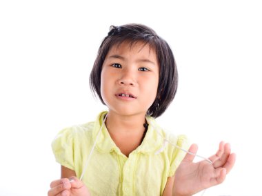 Beyaz arka planda üzgün bir kızın portresi