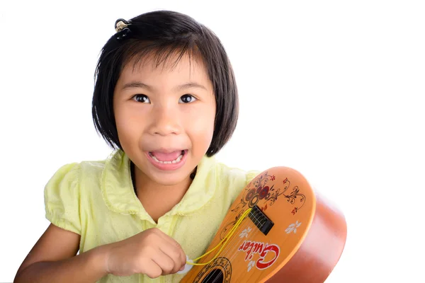 Divertente ragazza asiatica che suona la chitarra isolata sul bianco — Foto Stock
