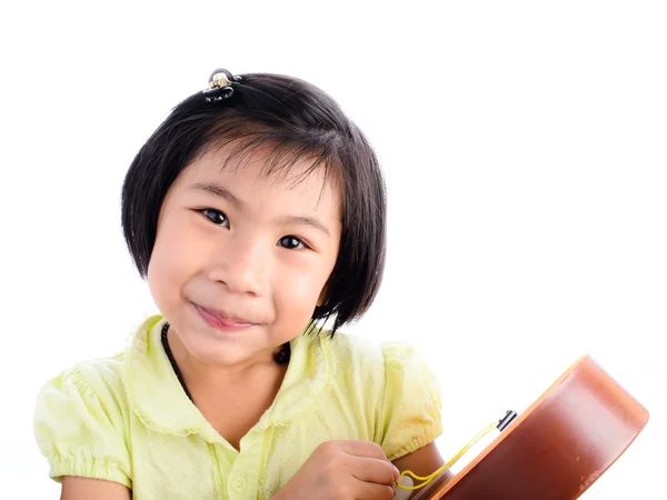 Lustige asiatische Mädchen spielen Gitarre isoliert auf weiß — Stockfoto