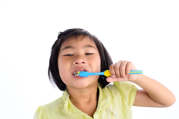 Liten flicka borsta hennes tänder isolerad på vit bakgrund — Stockfoto