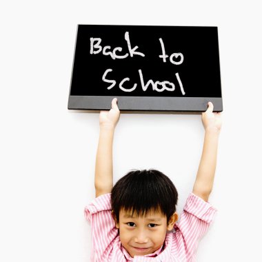 Asyalı çocuk kara tahta ile