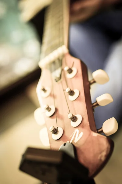 Detalj av klassisk gitarr med kort skärpedjup — Stockfoto