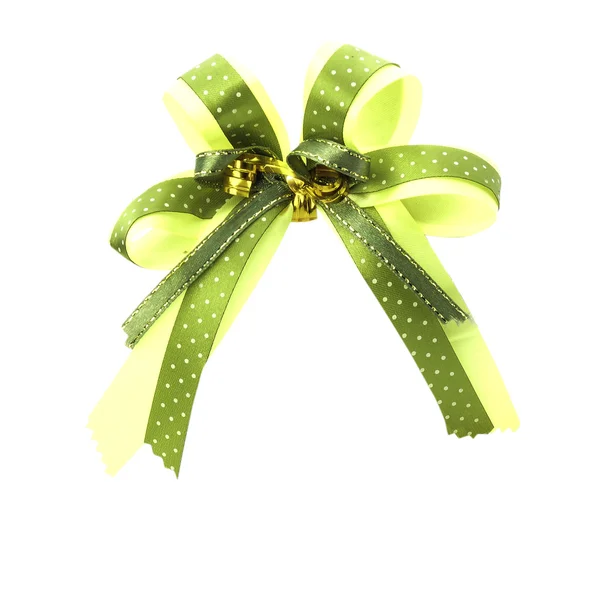 Зеленый подарок атласная лента лук на белом фоне — стоковое фото