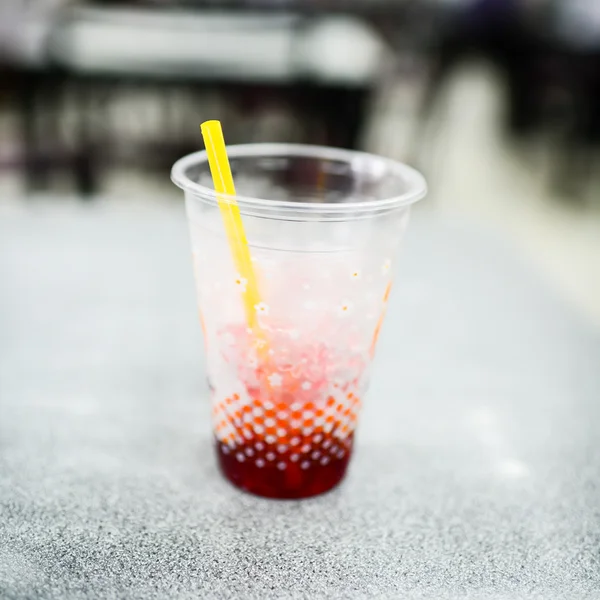 Vaso de agua roja con hielo con espacio de copia en composición, DOF —  Fotos de Stock