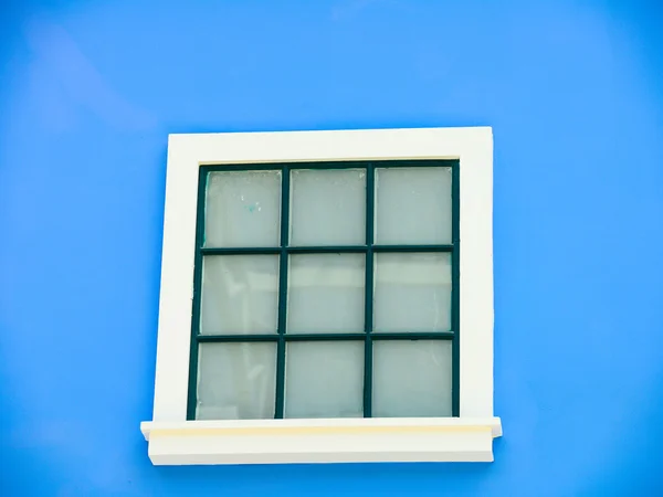 Windows på blå vägg i solig dag — Stockfoto