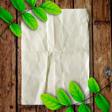 yeşil yaprakları eski kağıt ve tahta arka plan