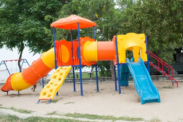 Equipamento de parque infantil colorido em um parque ao ar livre — Fotografia de Stock