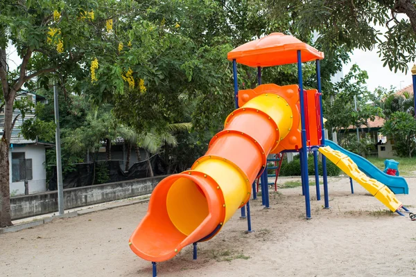 Equipamento de parque infantil colorido em um parque ao ar livre — Fotografia de Stock