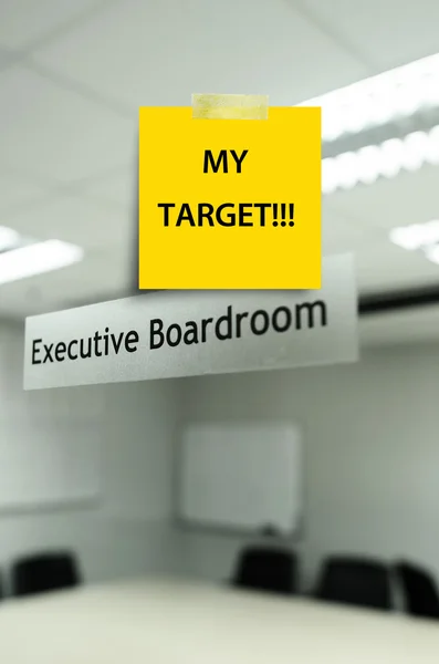 Gele Opmerking bericht "mijn tarket" op de vergaderzaal, nemen foto uit — Stockfoto