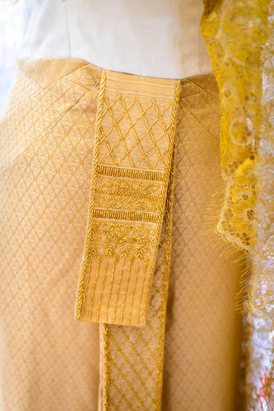 Vistas parciales de hermoso vestido tailandés típico, DOF — Foto de Stock