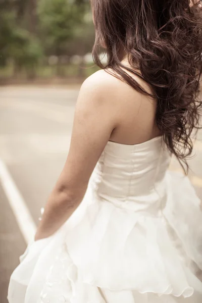 Zadní mladá nevěsta v den svatby — Stock fotografie