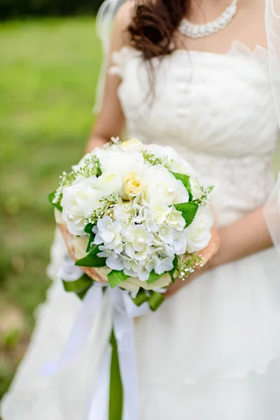 Fleurs de mariage dans la main de mariée — Photo