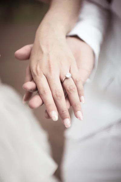 Tema do casamento, de mãos dadas com amor — Fotografia de Stock