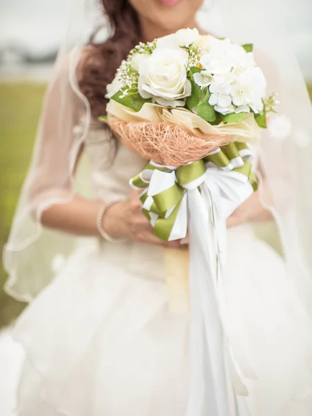 Flores de casamento na mão da noiva — Fotografia de Stock