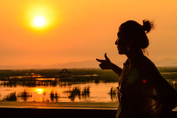 Genç kadının siluet gün batımında — Stok fotoğraf