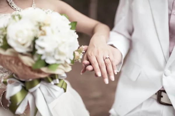 Tema del matrimonio, tenendosi per mano con amore — Foto Stock