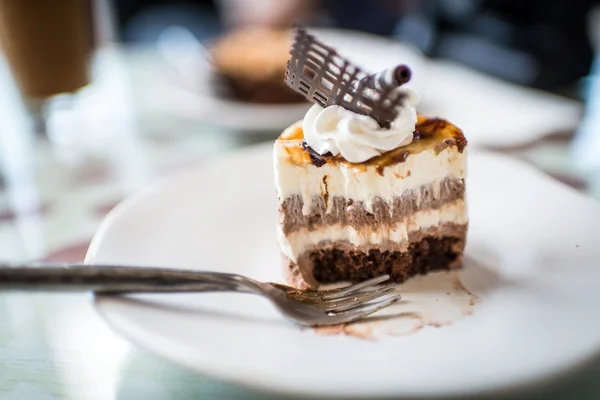 Choklad älg dessert på en vit platta — Stockfoto