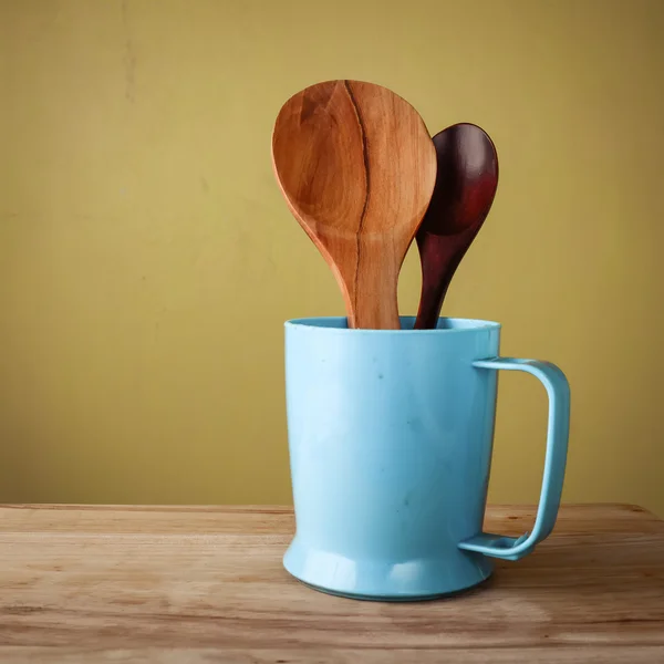 Cucharones de madera en vidrio plástico, stlye vintage —  Fotos de Stock