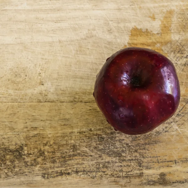 Fresh apple on wooden table — Stock Photo, Image