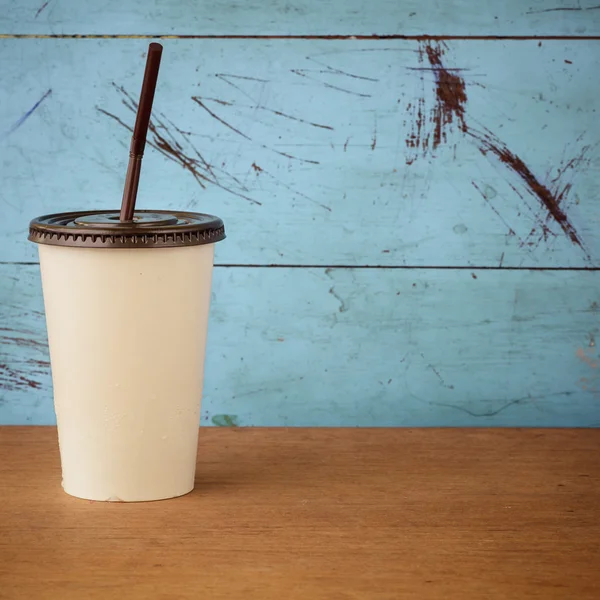 Kopp kaffe på träbord — Stockfoto