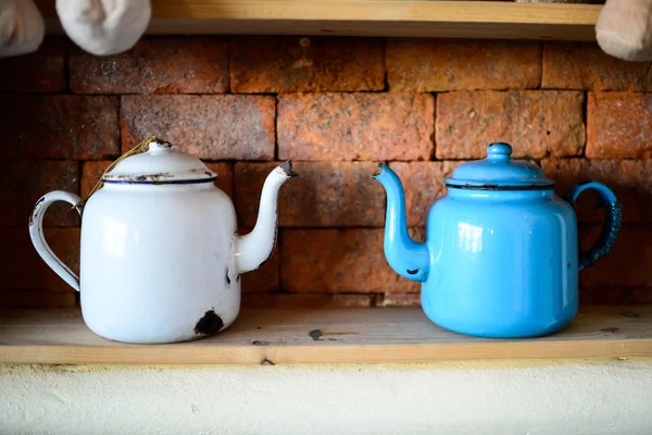 棚とレンガの壁に青と白のレトロなお茶ポット — ストック写真