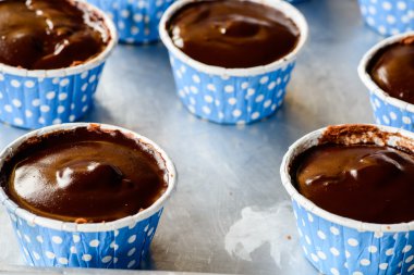 Çikolatalı kek hamuru pişirme önce bir cupcake durumda