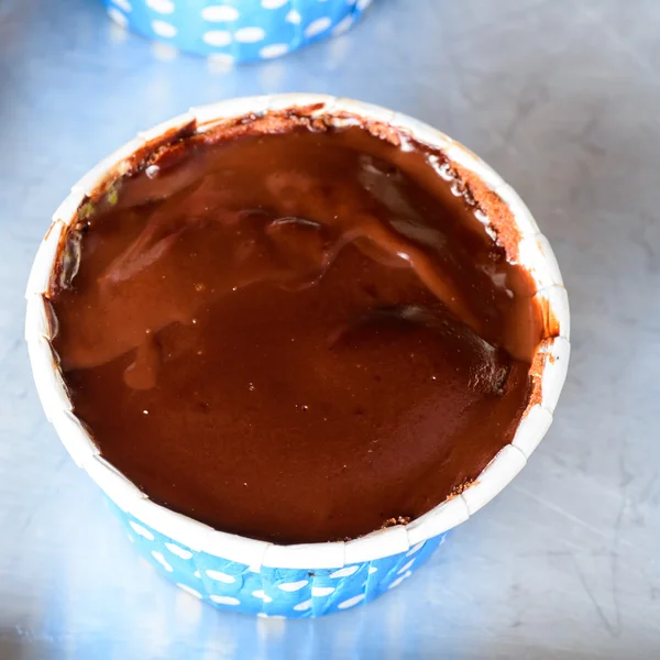 Massa de bolo de chocolate em uma caixa de cupcake antes de assar — Fotografia de Stock