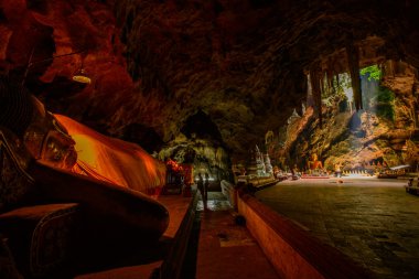 Sunbeam Buda mağarada, tham khao luang phetchaburi, thailan yakınlarında