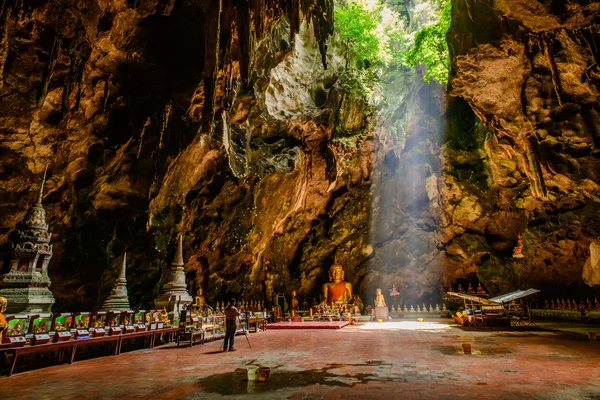 Rayo de sol en la cueva de buddha, Tham Khao Luang cerca de Phetchaburi, Tailandia — Foto de Stock