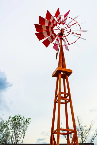 Turbinas eólicas de madeira vermelha com no por do sol — Fotografia de Stock