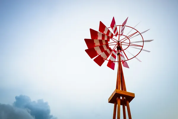 Günbatımında kırmızı ahşap Rüzgar türbinleri — Stok fotoğraf