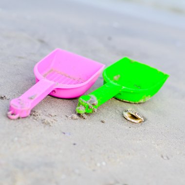 Çocukların kumsaldaki oyuncaklarının tatil görüntüsü.