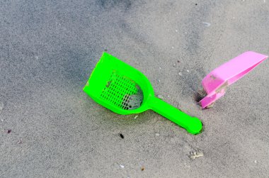 Çocukların kumsaldaki oyuncaklarının tatil görüntüsü.