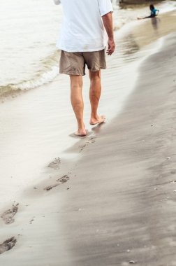 telefonda konuşurken plajındaki bir mola bir iş adamı