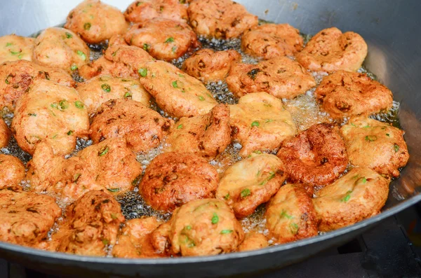 Empanada de pescado frito en la sartén — Foto de Stock