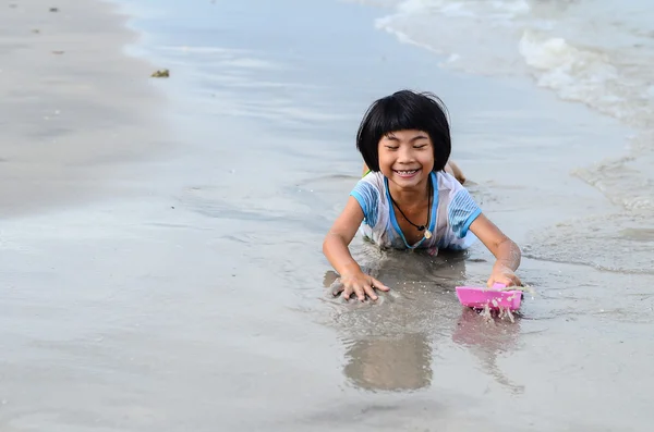 Adorable little girl playing at the beach — Stock Photo, Image