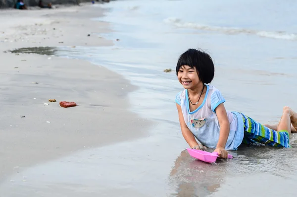 Adorabile bambina che gioca in spiaggia — Foto Stock