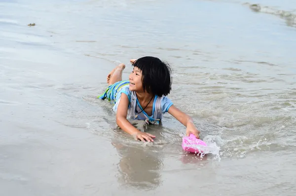 Adorable little girl playing at the beach — Stock Photo, Image