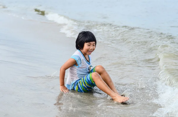 愛らしい小さな女の子が、ビーチで遊んで — ストック写真