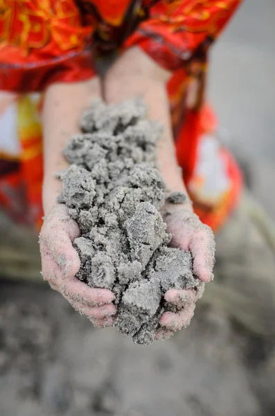 Les mains des jeunes enfants jouant dans le sable à la plage — Photo